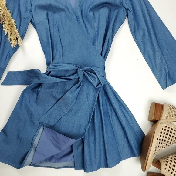 New Lovers + Friends  Viscose Chambray Blue Belted Wrap Dress Size M - Picture 3 of 13